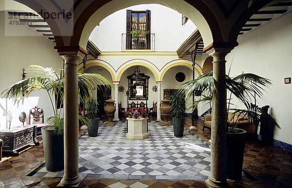 Romantischer Patio eines kleinen Hotels  Posada del Palacio  Sanl_car de Barrameda  Costa de la Luz  Andalusien  Spanien  Europa