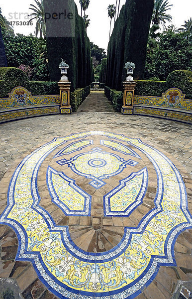 Großflächiges Ornament aus Keramikfliesen auf dem Boden  maurische Gärten  Alc·zar  Sevilla  Andalusien  Spanien  Europa