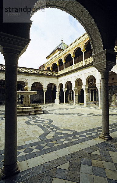 Arkadenhof mit Brunnen im Adelspalast Casa de Pilatos  Sevilla  Andalusien  Spanien  Europa