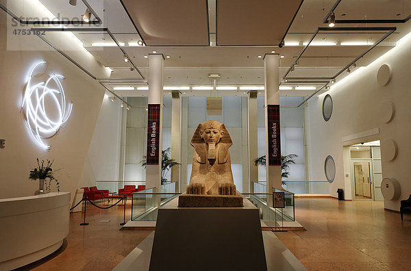 Ägyptische Sphinx des Pergamonmuseums  ausgestellt im Kulturkaufhaus Dussmann  Friedrichstraße  Berlin-Mitte  Deutschland  Europa