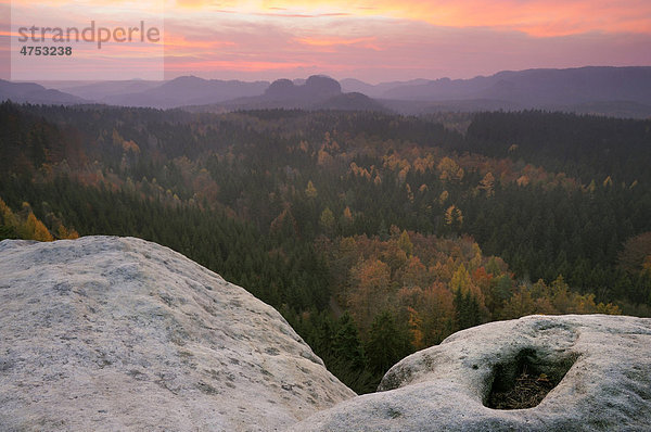Blick vom Kuhstall auf die Sächsische Schweiz zum Sonnenaufgang  Sachsen  Deutschland  Europa