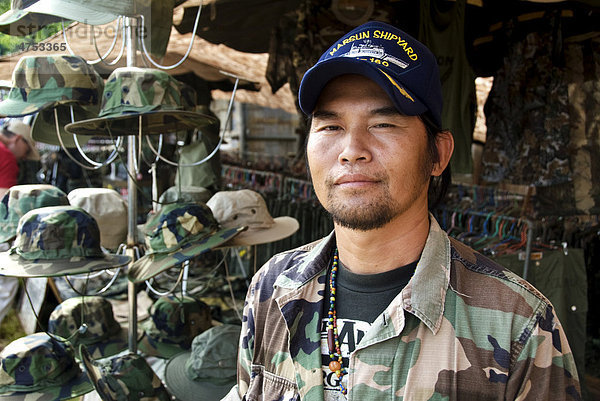 Markthändler verkauft Militärkleidung  Nordthailand  Asien