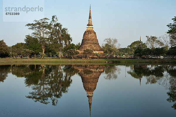 Spiegelung von Ruinen im Wasser  UNESCO Weltkulturerbe  Sukothai  Thailand  Asien
