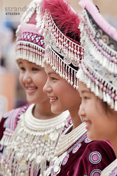 Junge  traditionell gekleidete Hmong-Frauen beim Neujahrsumzug  Dorf Hung Saew  Chiang Mai  Thailand  Asien
