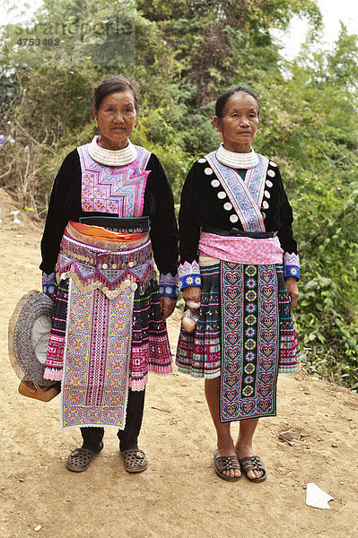 Zwei traditionell gekleidete Hmong-Frauen  Neujahrsfest im Dorf Hung Saew  Chiang Mai  Thailand  Asien