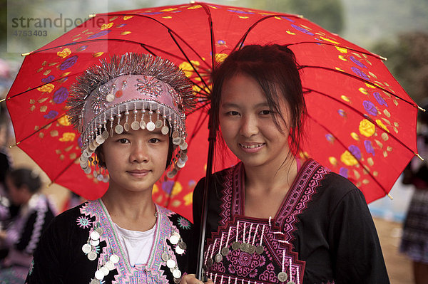 Zwei junge  traditionell gekleidete Hmong-Frauen  Neujahrsfest im Dorf Hung Saew  Chiang Mai  Thailand  Asien