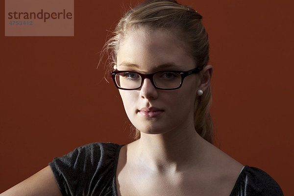 Junge Frau mit Brille  Porträt