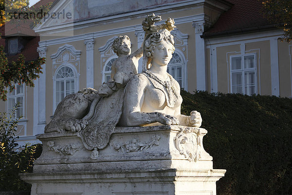 Sphinx vor Schloss Baumgarten  Mautern an der Donau  Wachau  Mostviertel  Niederösterreich  Österreich  Europa