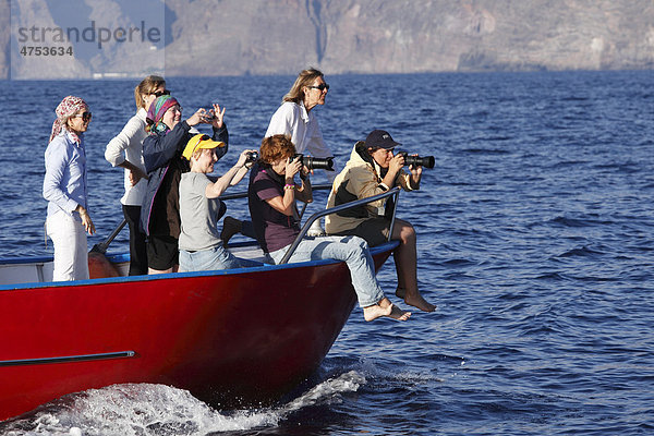 Fotografierende Frauen in Boot  Walbeobachtung  Whalewatching  La Gomera  Kanaren  Spanien  Europa