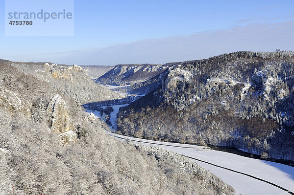 Blick in das obere Donautal im Winter  am Horizont die Burg Werenwag  Landkreis Sigmaringen  Baden-Württemberg  Deutschland  Europa