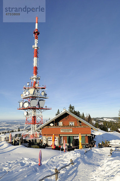 Der ca. 95 Meter hohe Sendemast der Sendeanstalt ORF auf dem 1064 Meter hohen Pfändergipfel mit dem Gasthaus Pfänderspitze  Vorarlberg  Österreich  Europa