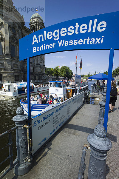 Anlegestelle für Wassertaxi  Berlin Mitte  Berlin  Deutschland  Europa