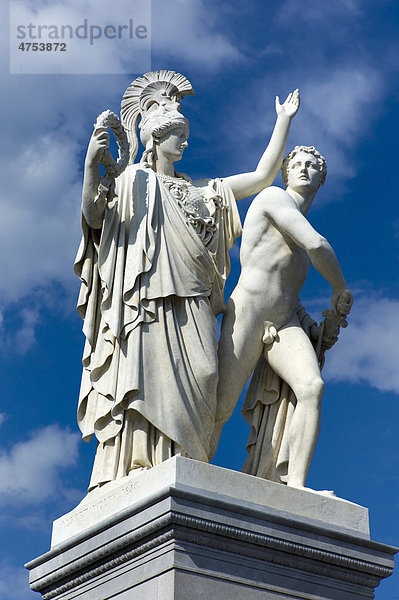 Skulptur Athene und Krieger  von Bildhauer Albert Wolff  Museumsinsel  UNESCO Weltkulturerbe  Berlin  Deutschland  Europa