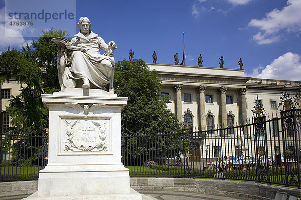 Wilhelm zu Humboldt Statue vor der Humboldt-Universität  HU Berlin  Hochschule  Unter den Linden  Dorotheenstadt  Berlin  Deutschland  Europa