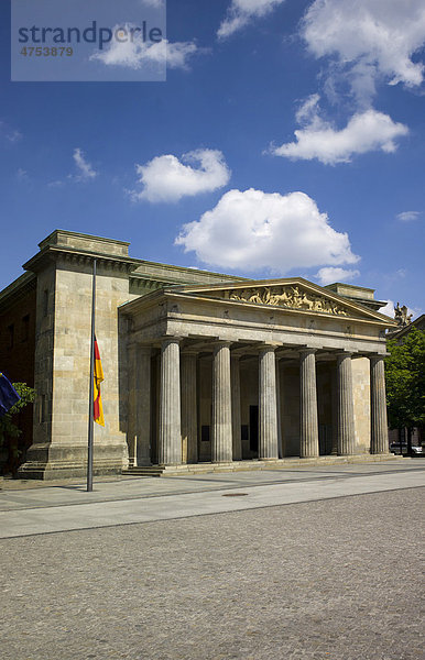 Neue Wache  Zentrale Gedenkstätte der Bundesrepublik Deutschland für die Opfer von Krieg und Gewaltherrschaft  Unter den Linden Berlin  Deutschland  Europa
