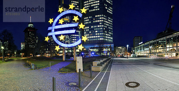 Euro-Zeichen vor der EZB  Europäische Zentralbank  Frankfurt am Main  Hessen  Deutschland  Europa