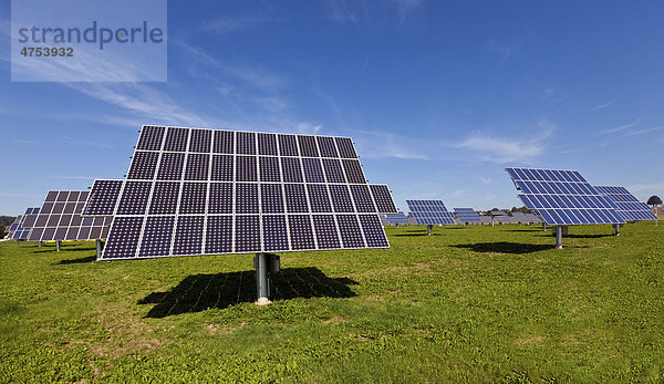 Solarpark  Photovoltaik-Außenanlage  Solar-Module  Sonnenkraftwerk  Naturpark Altmühltal  Bayern  Deutschland  Europa