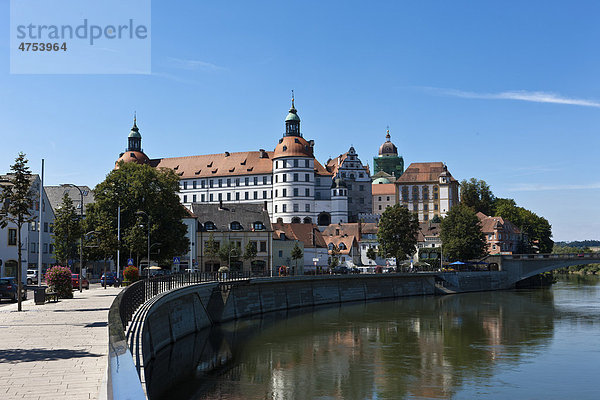 Blick über die Donau auf Schloss Neuburg  Neuburg an der Donau  Bayern  Deutschland  Europa
