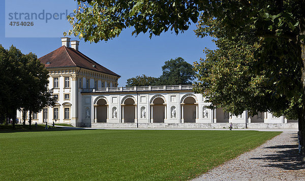 Blick auf das Neue Schloss Schleißheim mit Hofgarten  Oberschleißheim bei München  Oberbayern  Bayern  Deutschland  Europa