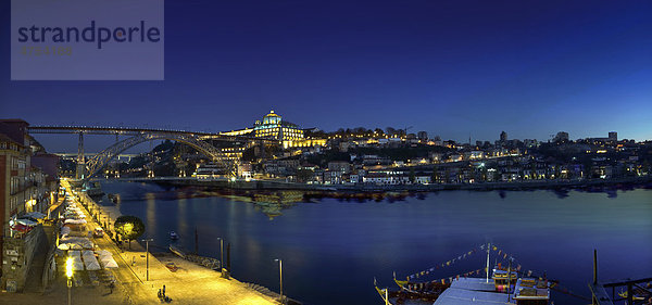 Cais da Ribeira mit Blick auf die Brücke Ponte de Dom Luis I  Ribeira Quay  hinten das Kloster Mosteiro da Serra do Pilar  Vila Nova de Gaia  Fluss Rio Duoro  Porto  UNESCO Weltkulturerbe  Portugal  Europa