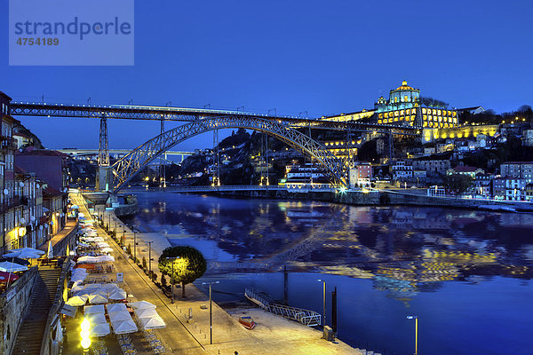 Cais da Ribeira mit Blick auf die Brücke Ponte de Dom Luis I  Dom Luis I Brücke  Ribeira Quay  hinten das Kloster Mosteiro da Serra do Pilar  Vila Nova de Gaia  Fluss Rio Duoro  Porto  UNESCO Weltkulturerbe  Portugal  Europa