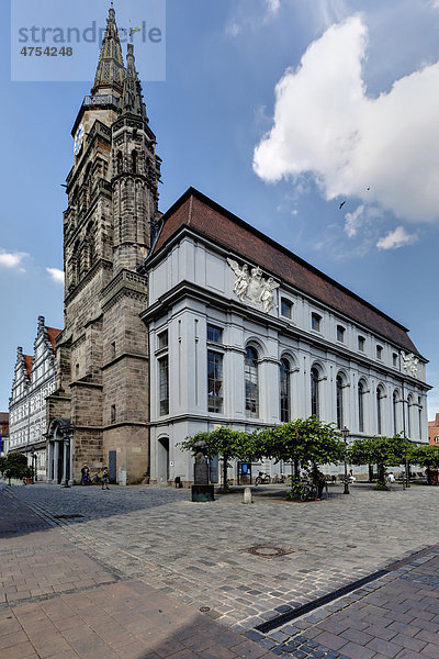 Montgelasplatz mit Verwaltungsgerichtshof  Kirche St. Gumbertus  Ansbach  Mittelfranken  Franken  Bayern  Deutschland  Europa