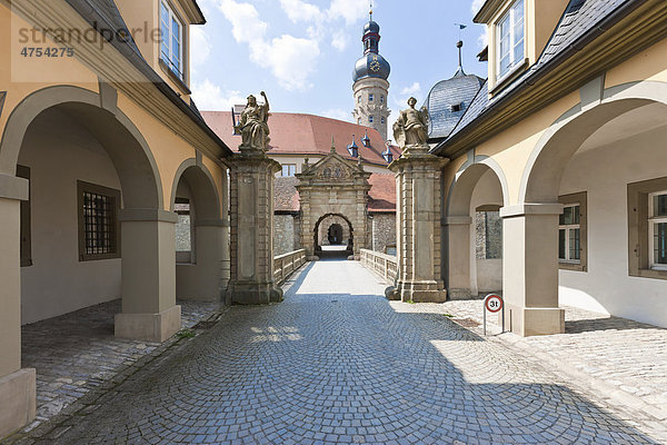 Tor zum Weikersheimer Schloss  Weikersheim  Baden-Württemberg  Deutschland  Europa