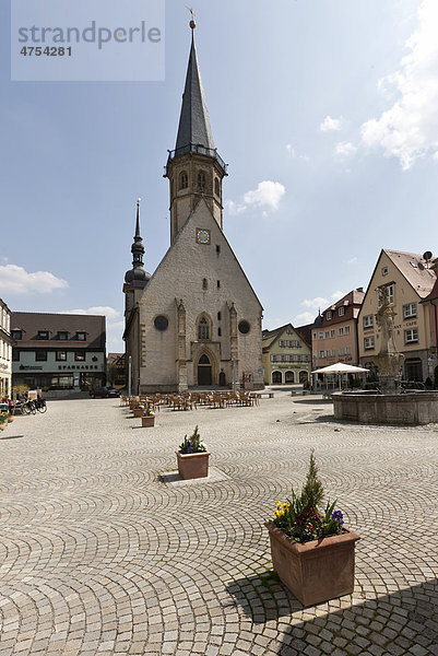 Stadtkirche St. Georg und Marktplatz  Weikersheim  Baden-Württemberg  Deutschland  Europa