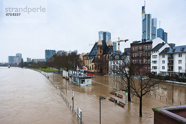 Hochwasser und Überschwemmung in Frankfurt  hinten der Untermainkai und die Commerzbank  Frankfurt am Main  Hessen  Deutschland  Europa