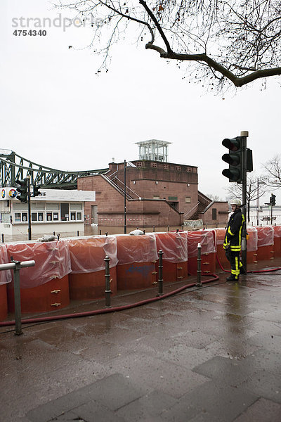 Schutzbarrikaden gegen Hochwasser und Überschwemmung in Frankfurt  hinten der Eiserne Steg  Frankfurt am Main  Hessen  Deutschland  Europa