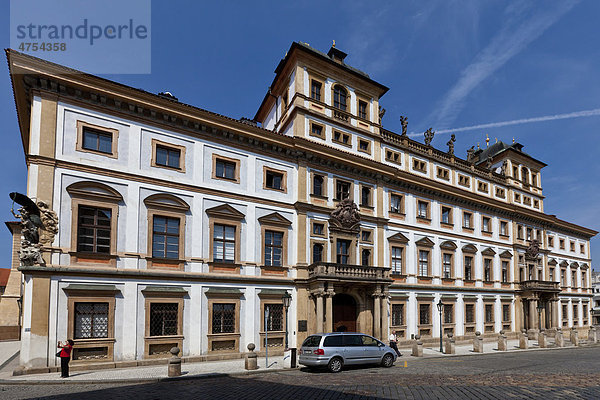 Historisches Verwaltungsgebäude am Schlossplatz  Hradschin  Prag  Tschechische Republik  Europa