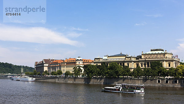 Blick über die Moldau auf die Altstadt  hinten das Rudolfinum und die Akademie der Kunst  Prag  Tschechische Republik  Europa