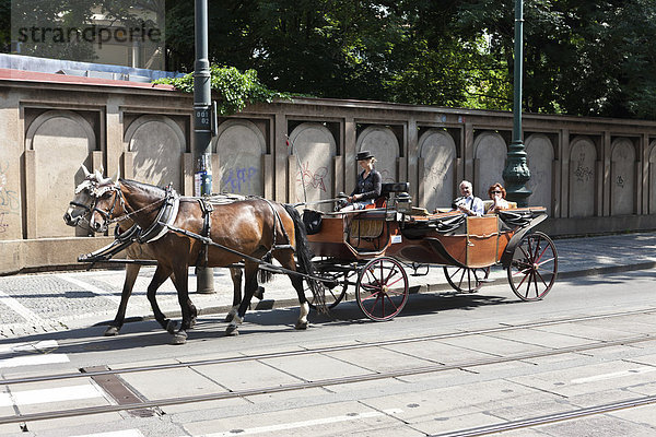 Pferdekutsche fährt Touristen durch Prag  Tschechien  Tschechische Republik  Europa