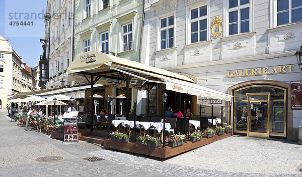 Restaurants am Altstädter Ring  hinten die Teynkirche  Prag  Tschechien  Tschechische Republik  Europa