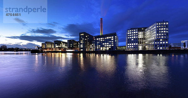 Blick auf den Westhafen Pier 1 und das Heizkraftwerk am Westhafen  Frankfurt am Main  Hessen  Deutschland  Europa