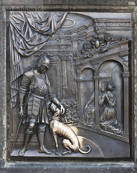 Bronze-Relief Adeliger mit Hund an Statue des hl. Johannes Nepomuk  Karlsbrücke  Prag  Tschechien  Europa