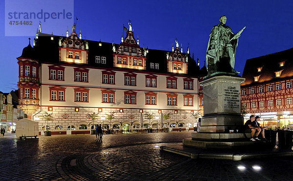 Marktplatz mit historischem Stadthaus  Coburg  Oberfranken  Bayern  Deutschland  Europa