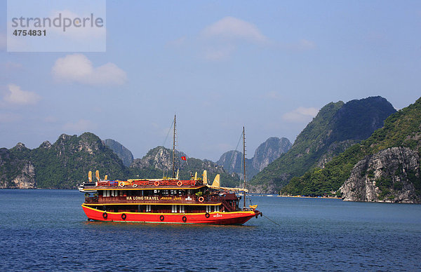 Touristenboot in der Halong-Bucht  Vietnam  Asien