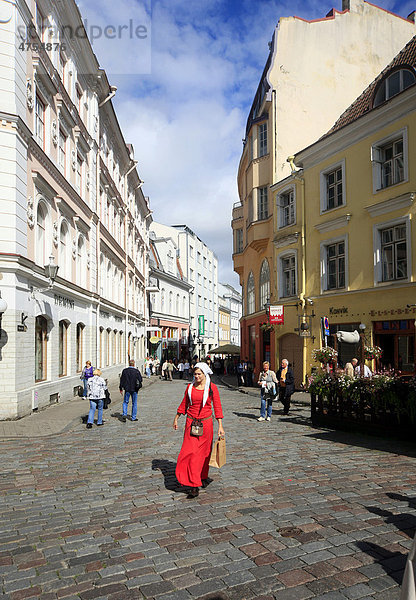 Frau in historischer Kleidung  Tallinn  Estland  Baltikum  Europa