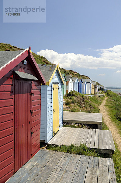 Strandhütten am Strand von Milford on Sea  Südengland  England  Großbritannien  Europa