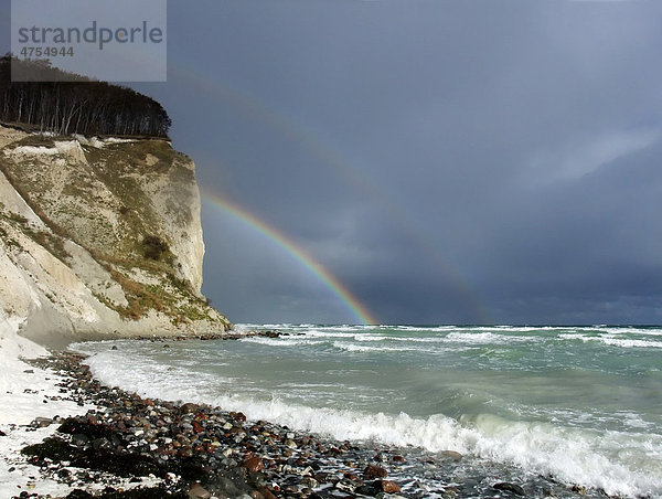 Doppelter Regenbogen am Kreidefelsen Möns Klint  Insel Mön  Dänemark  Europa