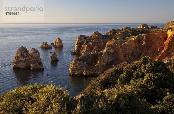 Zerklüftete Felsenküste und Klippen im ersten Morgenlicht  Algarve  Portugal  Europa