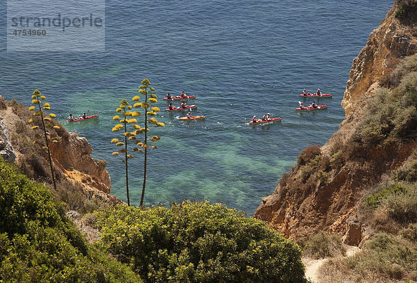 Steilküste mit Kanubooten im klaren Meer  Algarve  Portugal  Europa