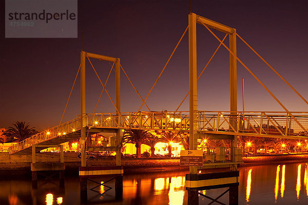 Beleuchtete Klappbrücke bei Nacht  Lagos  Algarve  Portugal  Europa