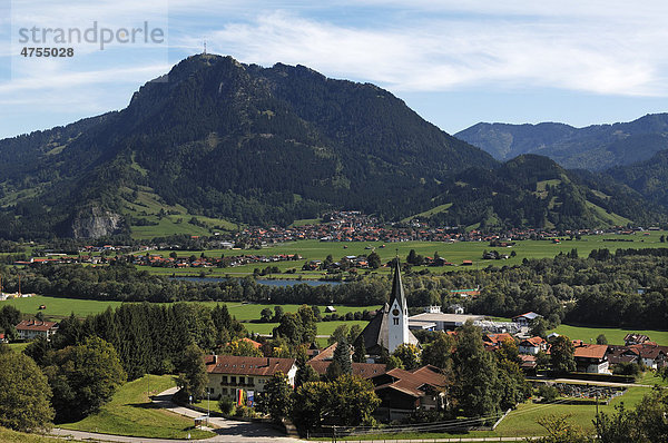Blick auf Bihlerdorf hinten das Dorf Burgberg mit dem Grünten  Allgäu  Bihlerdorf  Bayern  Deutschland  Europa