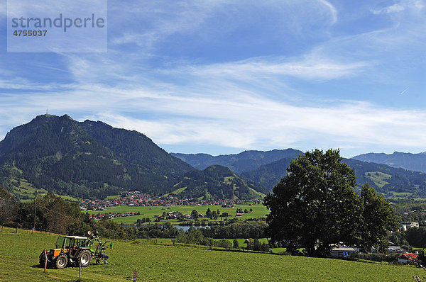 Blick auf Dorf Burgberg mit dem Grünten  Allgäu  Bihlerdorf  Bayern  Deutschland  Europa