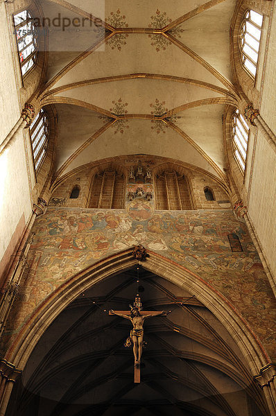 Gotisches Deckengewölbe des Ulmer Münsters mit Christuskreuz und Wandfresko  Münsterplatz  Ulm  Baden-Württemberg  Deutschland  Europa