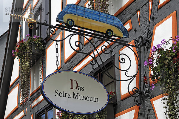 Hängeschild vom Setra-Museum zeigt die Entwicklung der Omnibusse  Am Saumarkt  Ulm  Baden-Württemberg  Deutschland  Europa