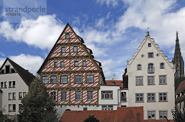 Altes Giebelhaus mit roten Rauten bemalt  rechts das Ulmer Münster  von der Stadtmauer aus  Ulm  Baden-Württemberg  Deutschland  Europa