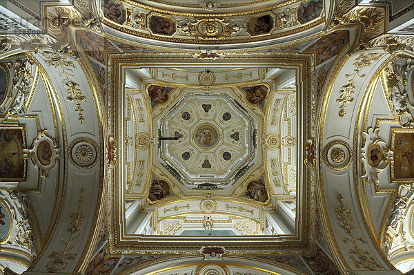Blick in die Kuppel der barocken Basilika St. Lorenz  1652- 1748  Stuck von Giovanni Zuccalli  Fresken von Andreas Asper  Kempten  Bayern  Deutschland  Europa